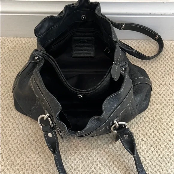 Black Leather Shoulder Bag with Structured Design - Picture 3 of 4